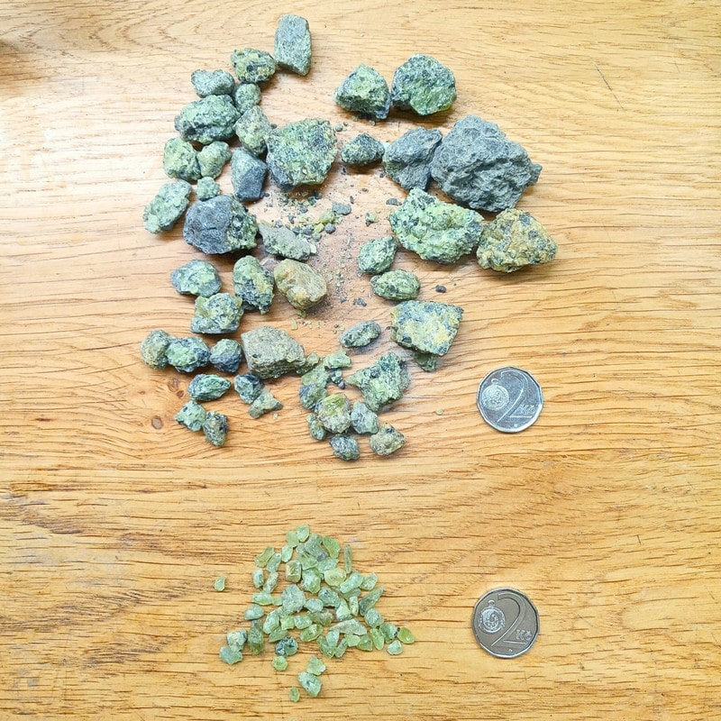 Zrnka olivínu a pecičky olivínovce z českého lomu Smrčí