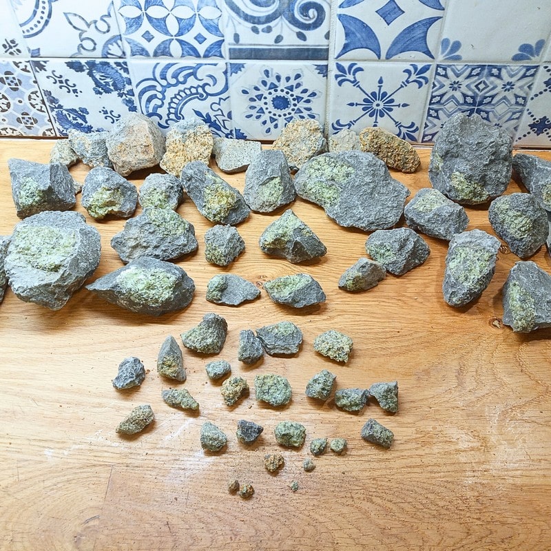 Olivíny a olivínovec z lomu Smrčí nasbírané 31.08.2024