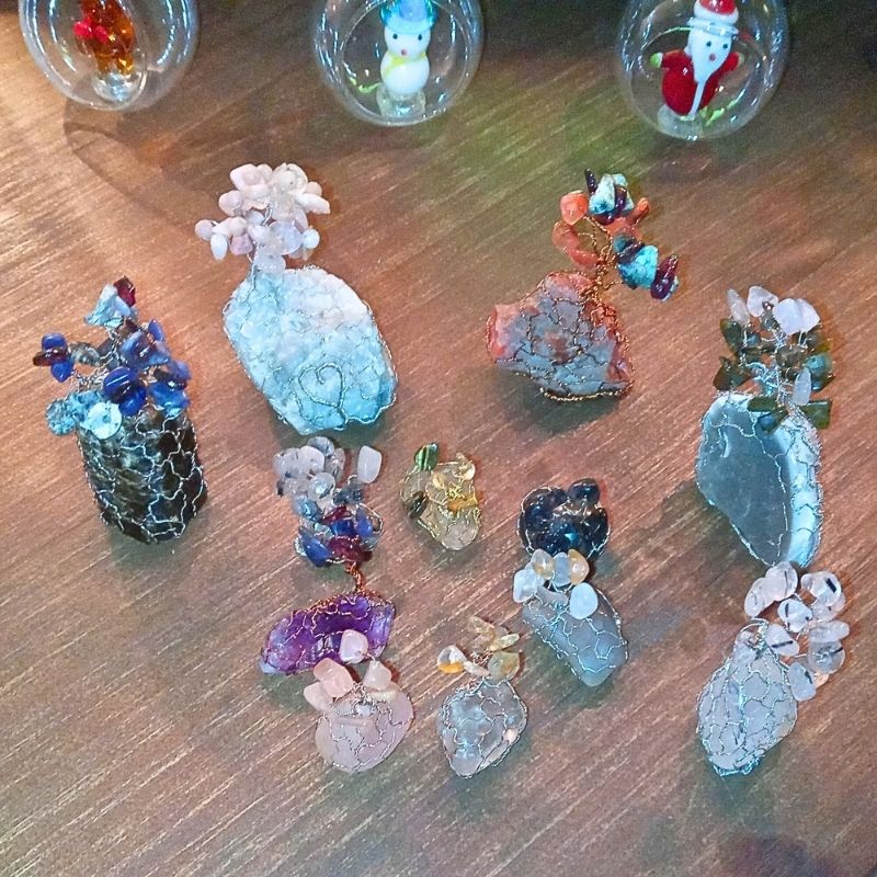 Britské Vánoce 2024 – rodina ručně drátovaných Stromečků Štěstí během svátků