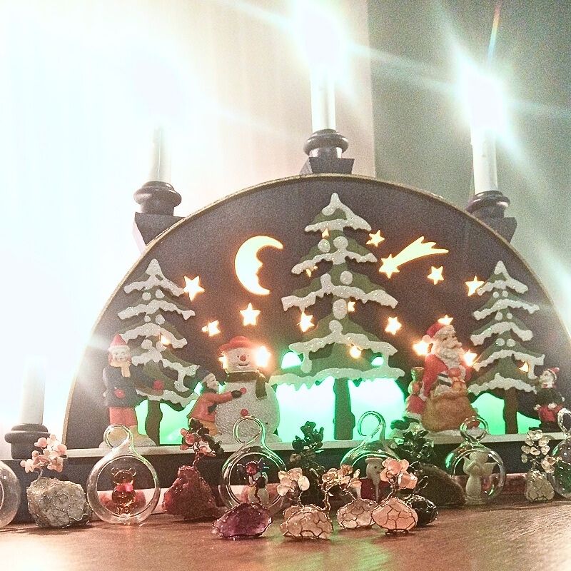 Rodinné svátky – ručně drátované vánoční Stromečky Štěstí v Británii