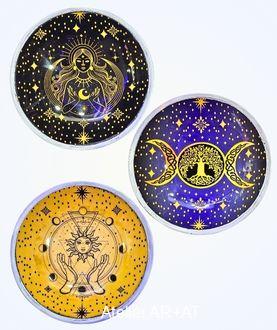 Smaltovaná miska na vykuřovadla s rituálními symboly