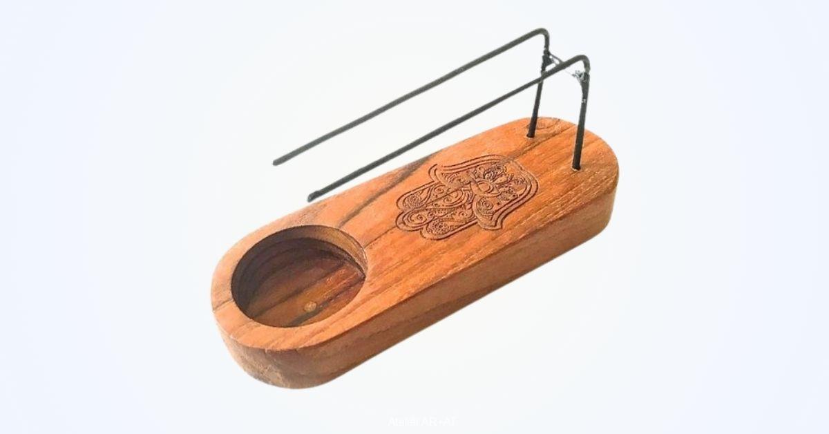 Teakový stojan na vykuřovadla s gravírováním