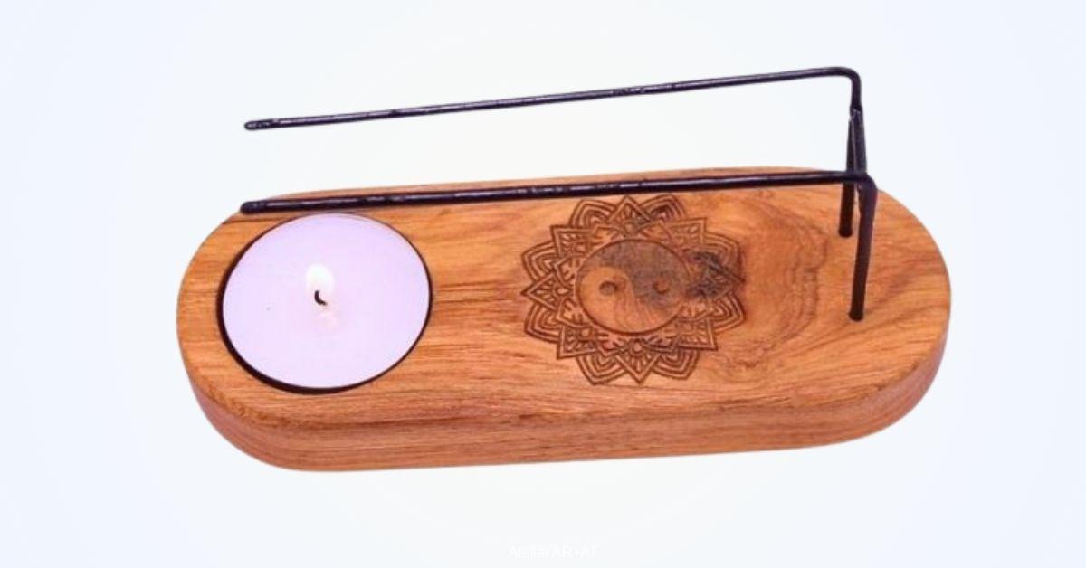 Teakový stojan na vykuřovadla s gravírováním