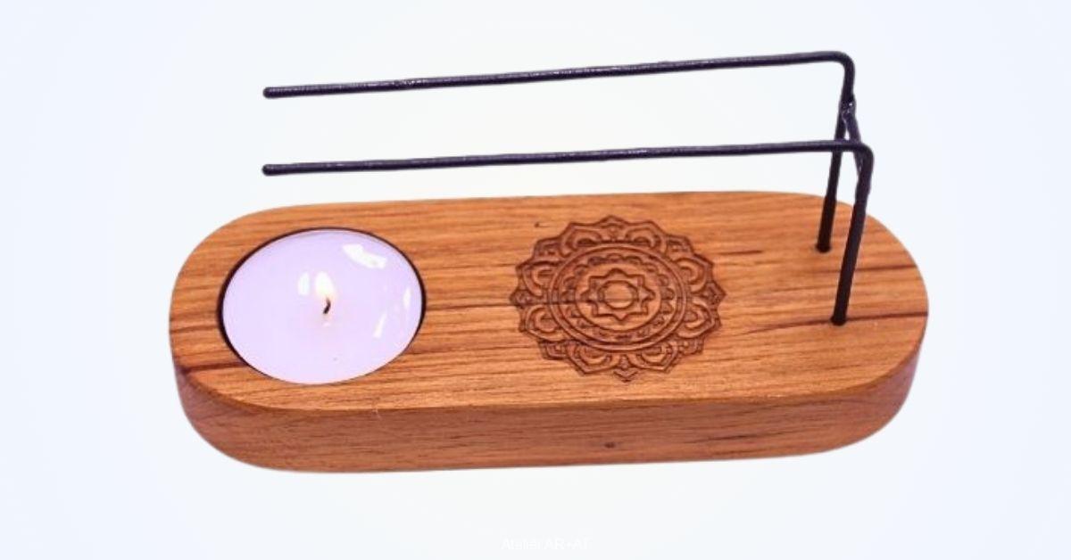 Teakový stojan na vykuřovadla s gravírováním