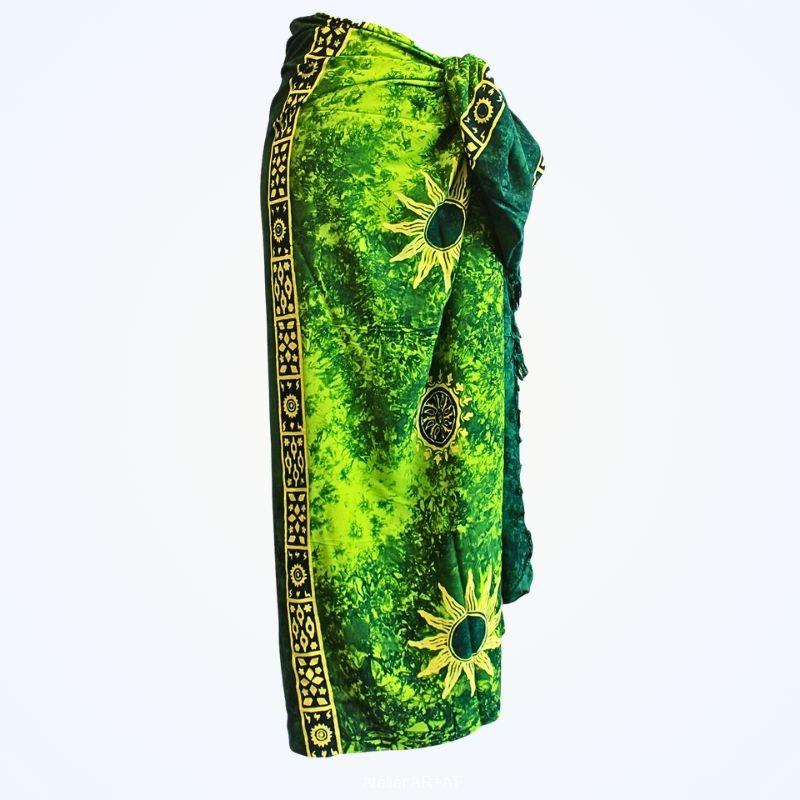 Batikovaný červeno-oranžový sarong se symboly Slunce