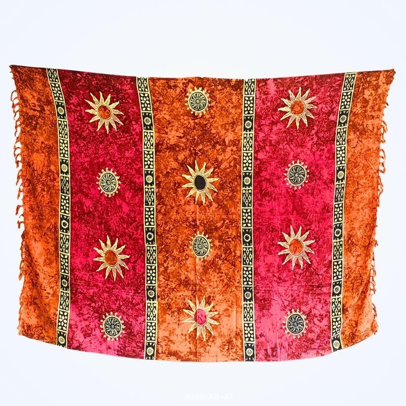 Batikovaný červeno-oranžový sarong se symboly Slunce