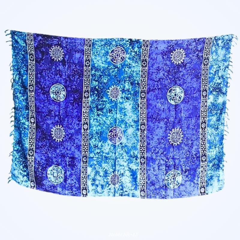 Batikovaný červeno-hnědý sarong se symboly mincí