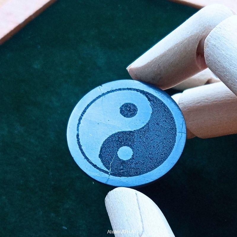 Šungitová hladká destička na mobil (kulatá 2cm)