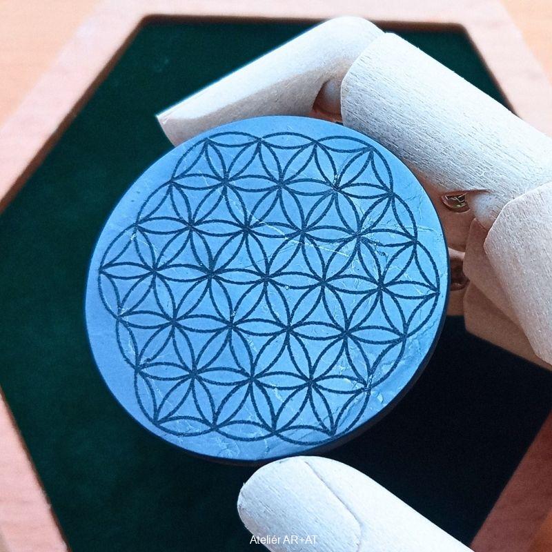 Šungitová destička na notebook se Stromem života (kulatá 3.5 cm)