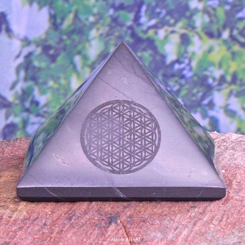 Šungitová pyramida leštěná s gravírovaným Květem života (4 cm)