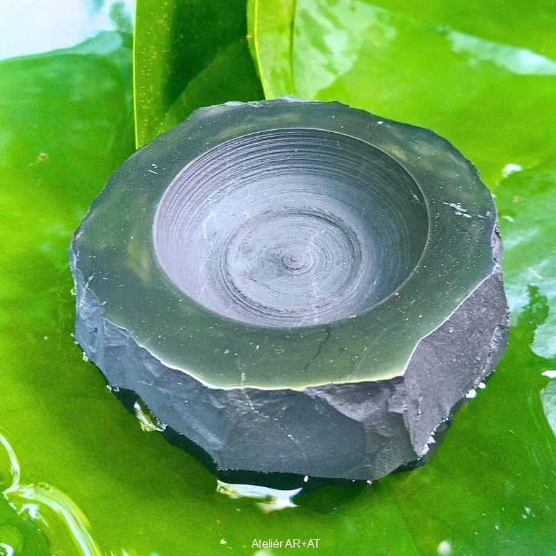 Šungitový masivní svícen ze surového kamene (kulatý 6 cm)