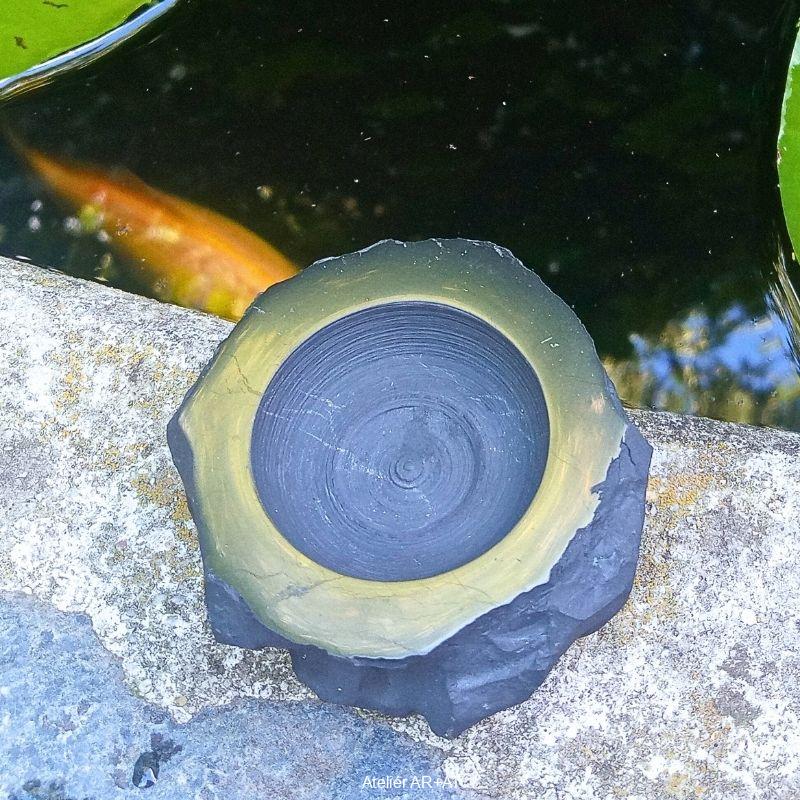 Šungitový masivní svícen ze surového kamene (kulatý 6 cm)