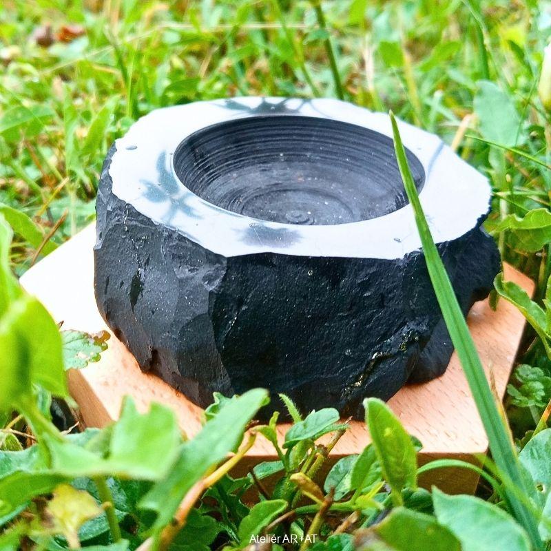 Šungitový masivní svícen ze surového kamene (kulatý 6 cm)