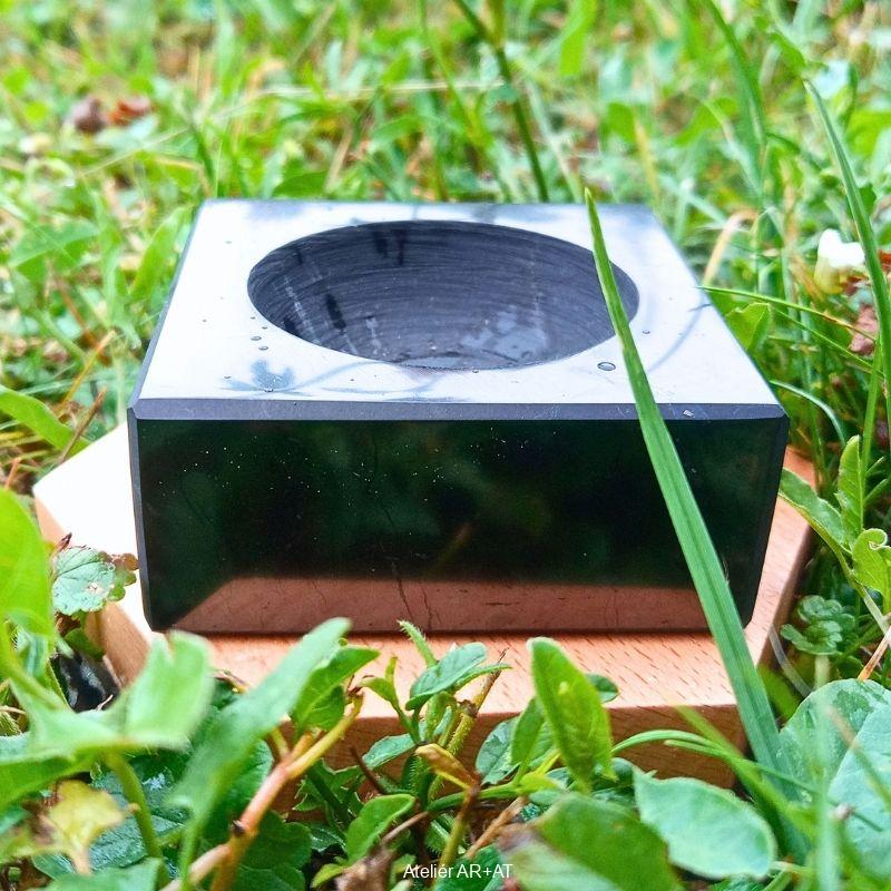 Šungitový masivní svícen leštěný (čtverec 6×6 cm)