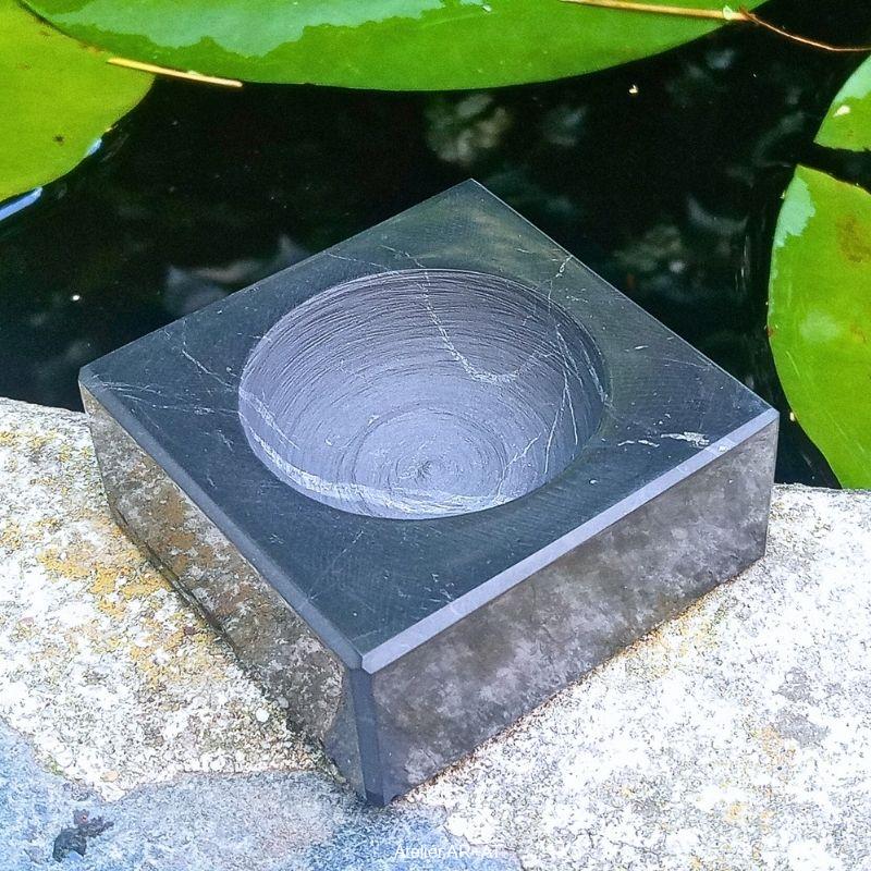 Šungitový masivní svícen leštěný (čtverec 6×6 cm)