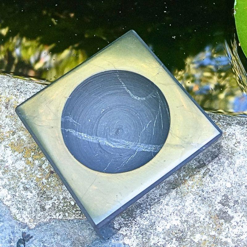 Šungitový masivní svícen leštěný (čtverec 6×6 cm)