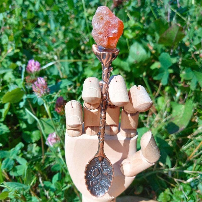 Čajová bronzová lžička s přírodním krystalem