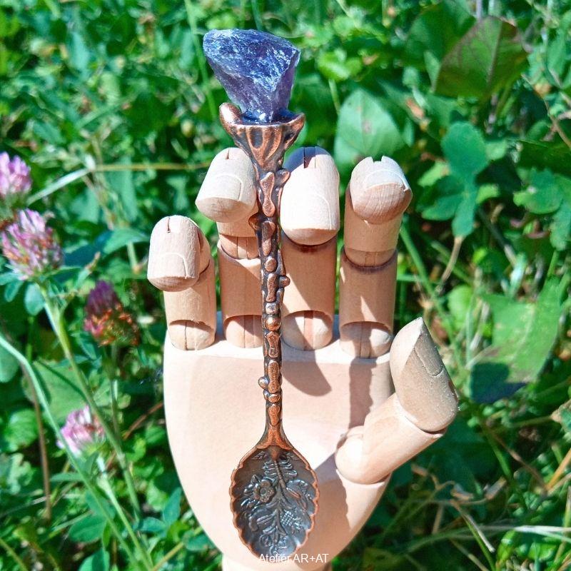 Čajová bronzová lžička s přírodním krystalem