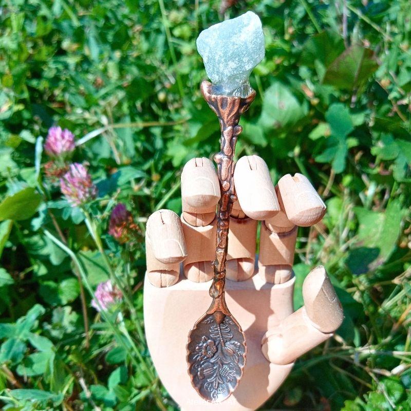 Čajová bronzová lžička s přírodním krystalem