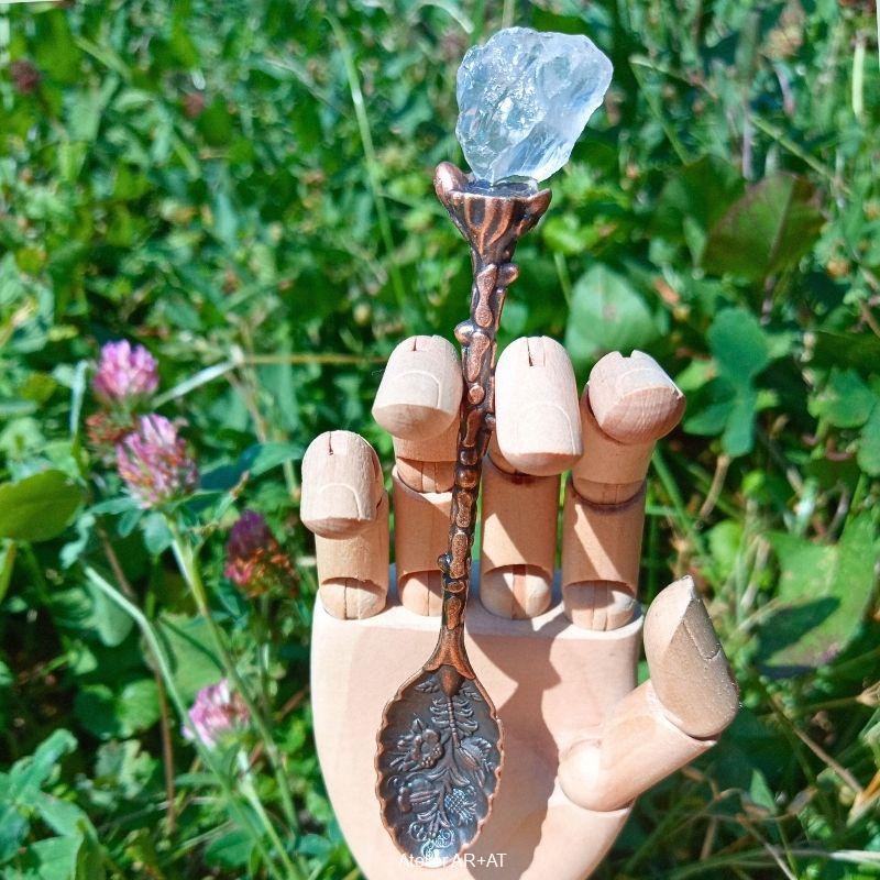 Čajová bronzová lžička s přírodním krystalem