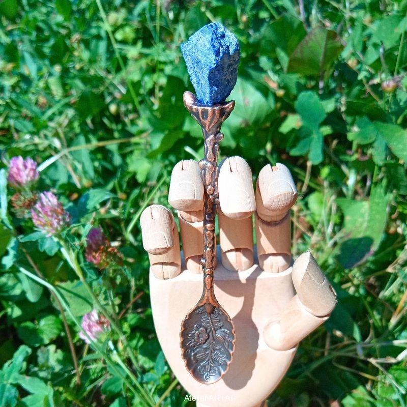 Čajová bronzová lžička s přírodním krystalem