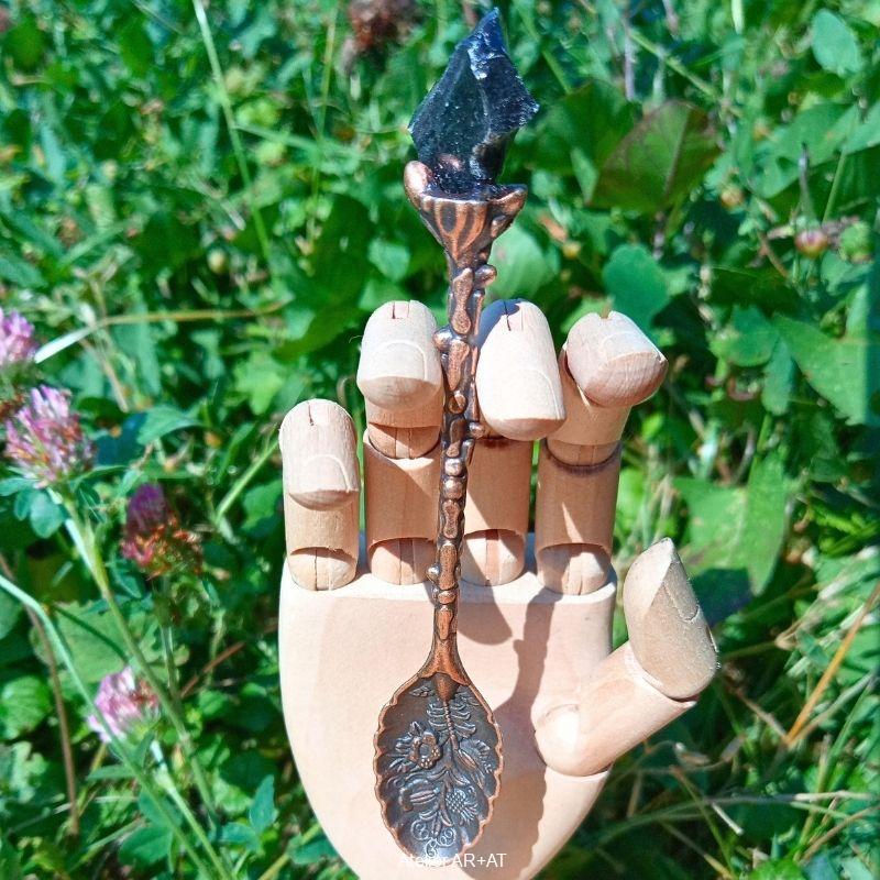 Čajová bronzová lžička s přírodním krystalem