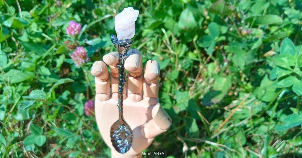 Čajová lžička černá s přírodním krystalem