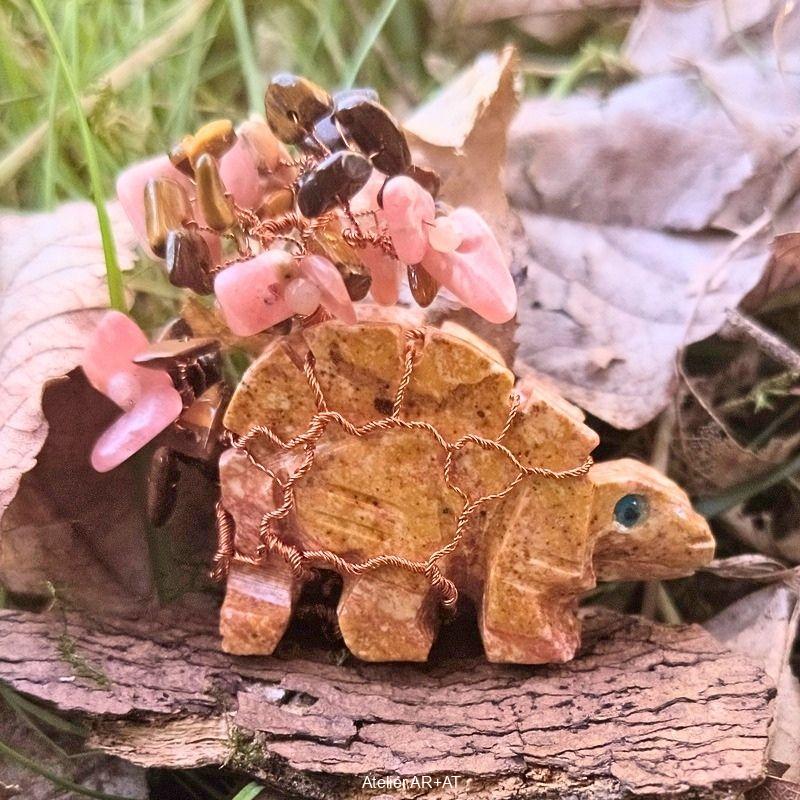 Něžný Stegosaur – osobní pečující talisman