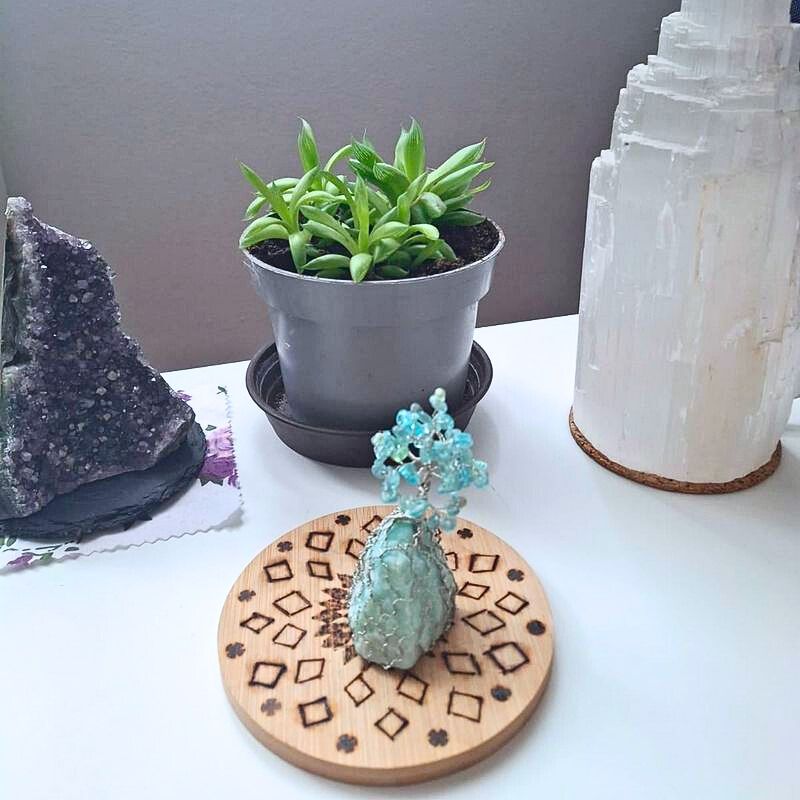 Ručně drátovaný Strom Života jménem Blankytná Bříza v novém domově