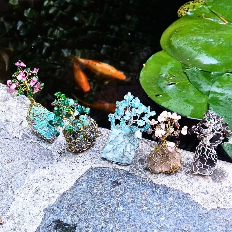 Blankytná Bříza s ostatními Hypnotickými Semenáčky ručně drátovaných Stromů Života u vody