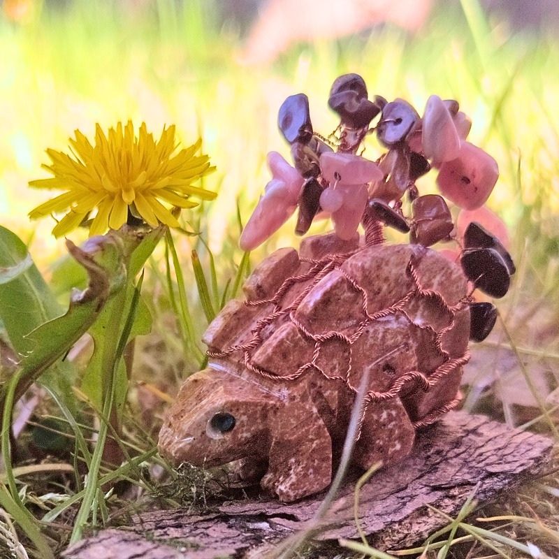 Něžný Stegosaur v jarní trávě