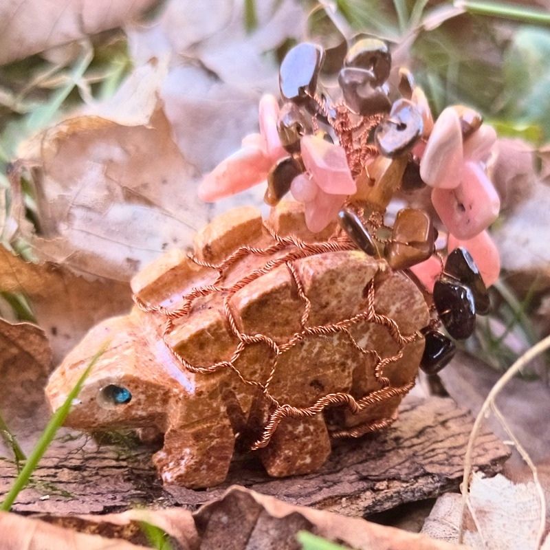 Něžný Stegosaur v podzimním listí