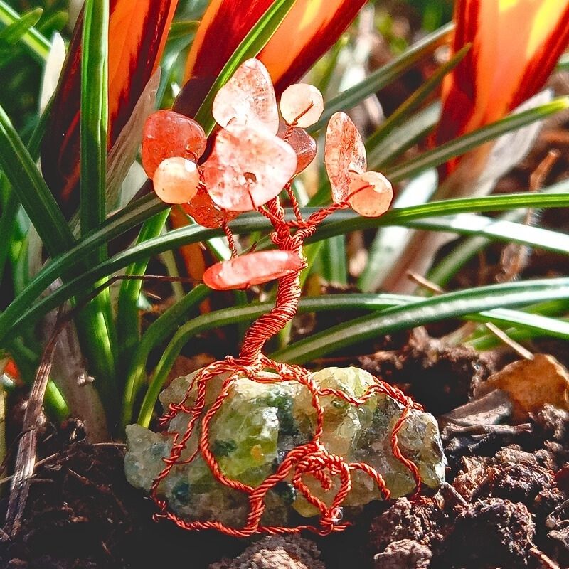 Ručně drátovaný Stromeček Štěstí jménem Ohnivý Olivín mezi jarními krokusy