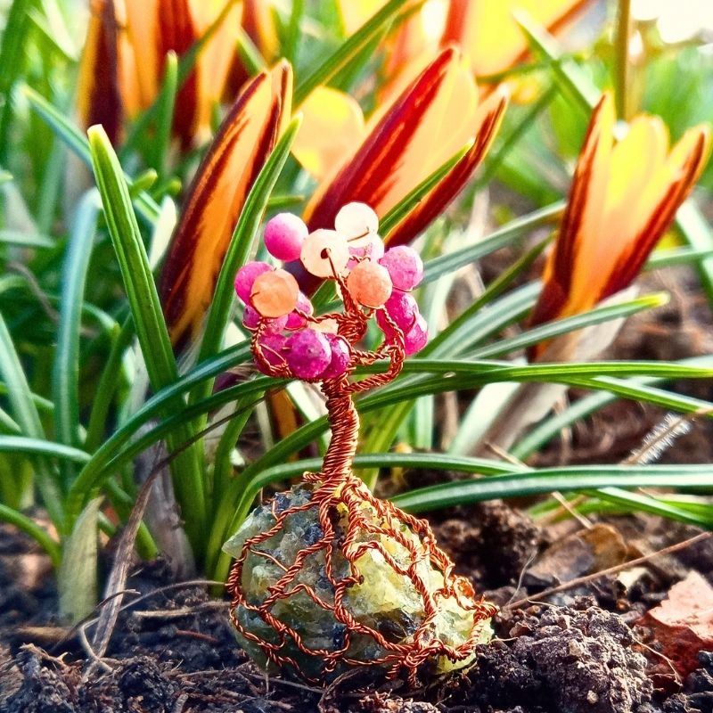 Ručně drátovaný Stromeček Štěstí jménem Podzim Olivínu v jarním záhonu