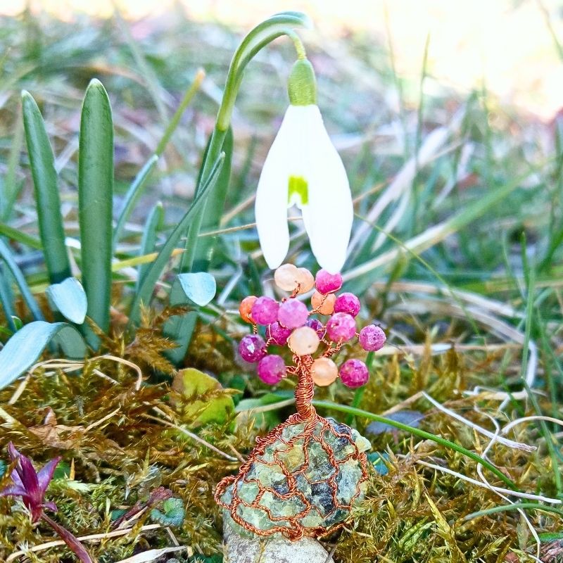 Ručně drátovaný Stromeček Štěstí jménem Podzim Olivínu meditující pod sněženkou