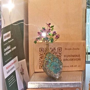 Ručně drátovaný Strom Života jménem Rubínová Broskvoň v ateliéru drátovaného šperku Monsterance