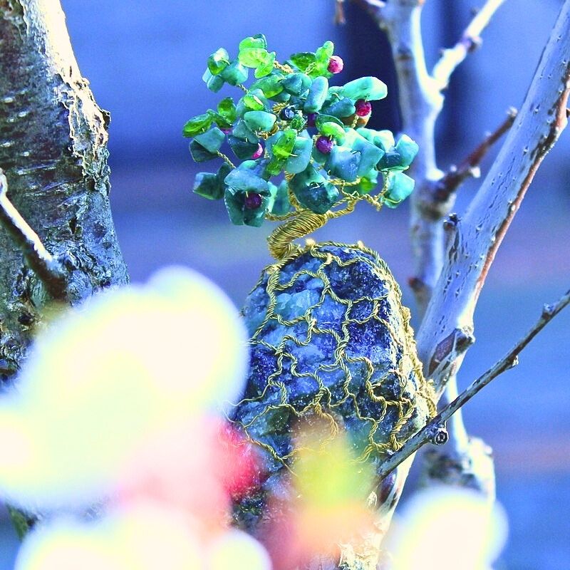 Ručně drátovaný Strom Života Smaragdová Jabloň na kvetoucí větvi