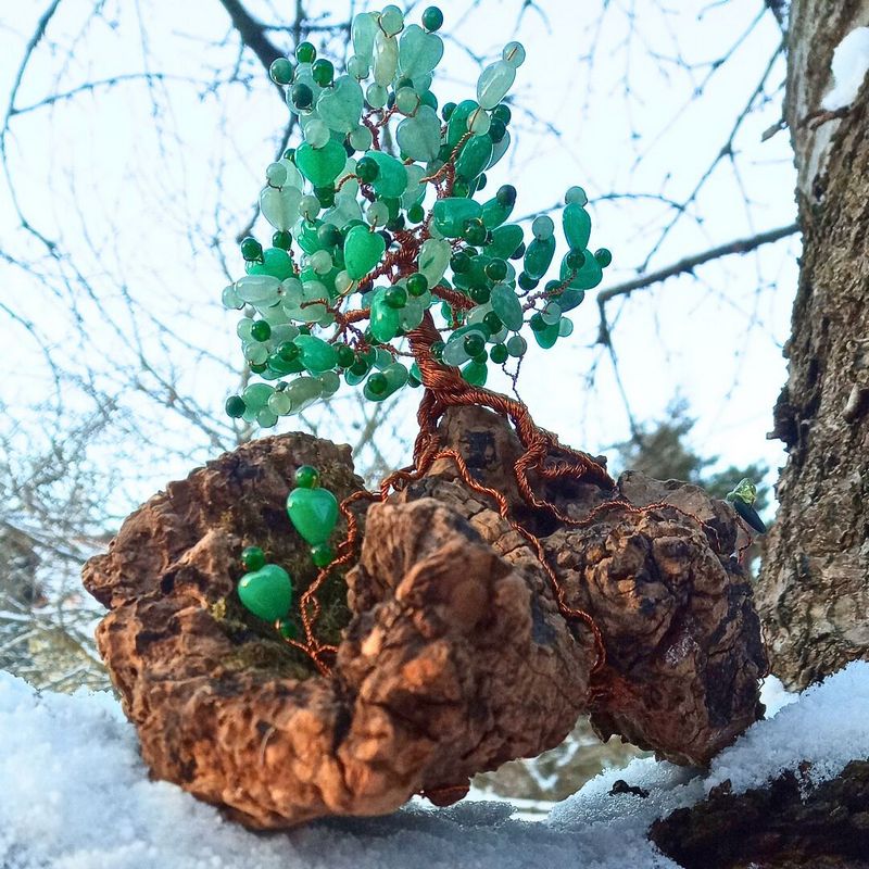 Ručně drátovaný Strom Života na dřevěném samorostu jménem Srdce Lesa s hlubokými kořeny