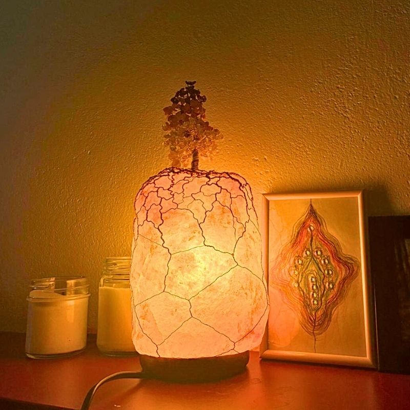 Svítání v Rozkvětu – ručně drátovaný Strom Života na solné lampě s minerály