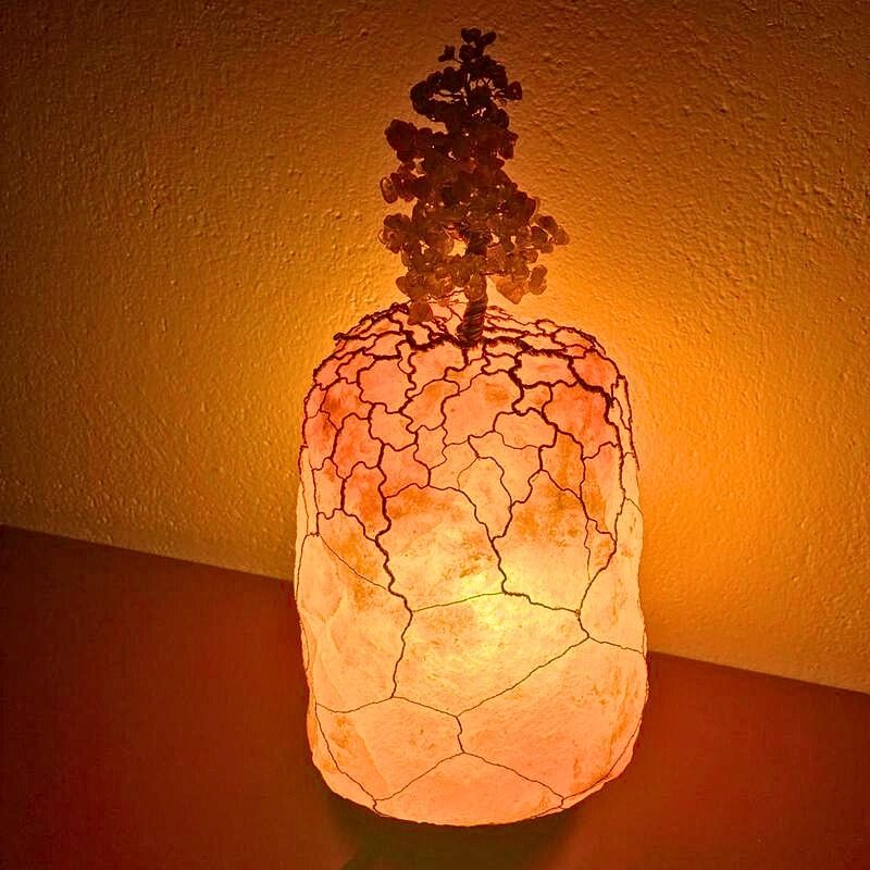 Záře rozsvícené solné lampy se Stromem Života jménem Svítání v Rozkvětu