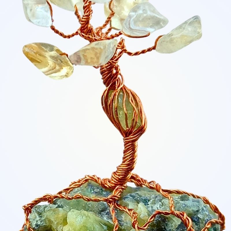 Ručně drátovaný Stromeček Štěstí jménem Úsvit Olivínu se srdcem z olivínu