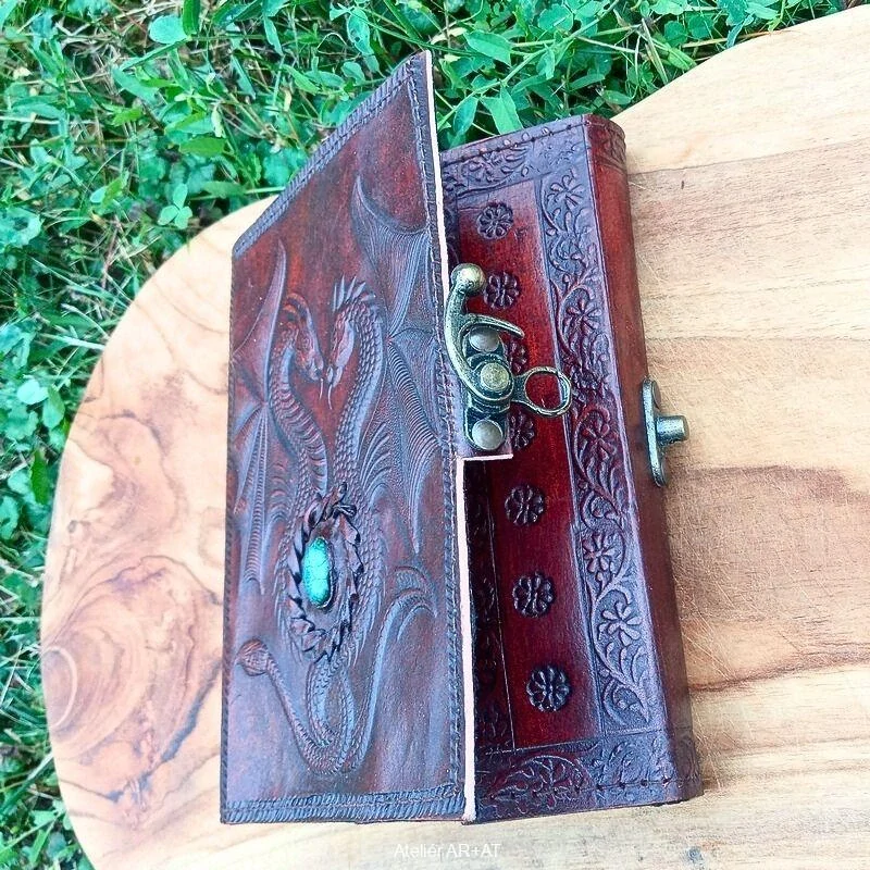 Dračí deník s kabošonem – kožený zápisník s kovovou sponou