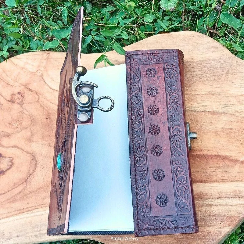 Dračí deník s kabošonem – kožený zápisník s kovovou sponou