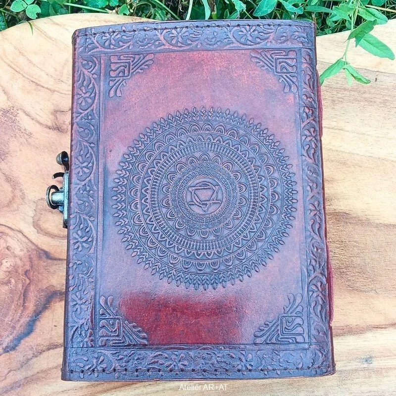 Dračí deník s kabošonem – kožený zápisník s kovovou sponou