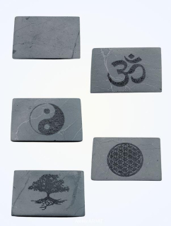 Šungitová destička na mobil s gravírovanými symboly (obdélník 2x3 cm)