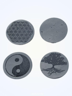 Šungitová destička na mobil s gravírovanými symboly (kulatá 2cm)